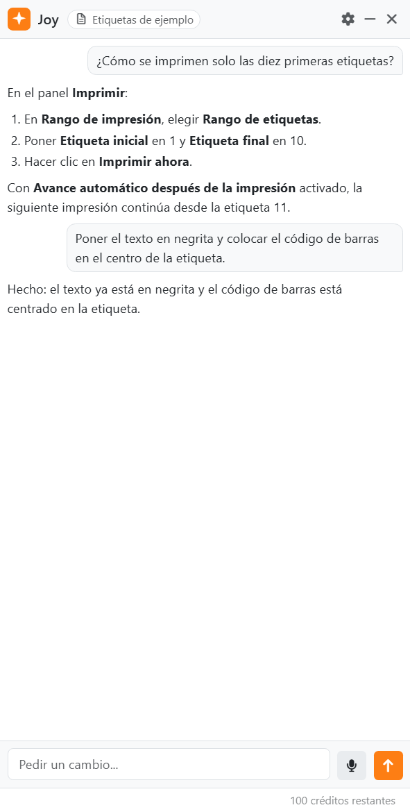 El panel del asistente: Joy y el nombre del documento arriba,
con el engranaje, Contraer y Ocultar; la pregunta ¿Cómo se imprimen solo las diez primeras etiquetas? y la respuesta de
Joy paso a paso; la petición Poner el texto en negrita y colocar el código de barras en el centro de la etiqueta y la respuesta de Joy; el cuadro Pedir un cambio... con el
micrófono y Enviar; y el número de créditos restantes.