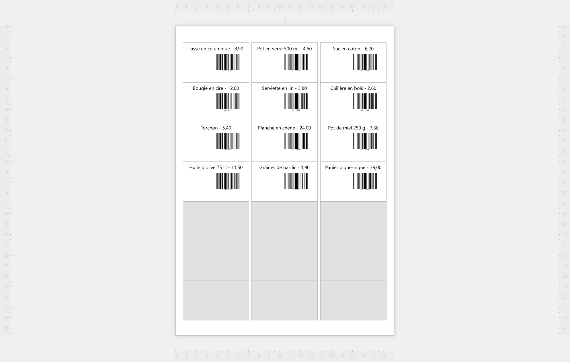 La zone de travail montrant une planche Avery L7160 avec
douze étiquettes, chacune avec son propre produit et son prix - Tasse en céramique - 8,90, Pot en verre 500 ml - 4,50 et
ainsi de suite - et un code-barres de sa propre référence&nbsp;; le reste de la planche est gris.