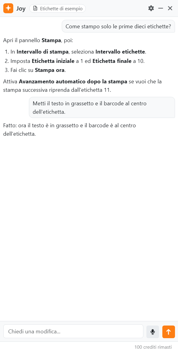 Il pannello dell'assistente: Joy e il nome del documento in alto,
con l'ingranaggio, Riduci e Nascondi; una domanda su come stampare solo le prime dieci etichette e la risposta di Joy
passo per passo; una richiesta di modificare l'etichetta e la risposta di Joy; la casella Chiedi una modifica... con il microfono e Invia; e il numero di crediti
rimasti.