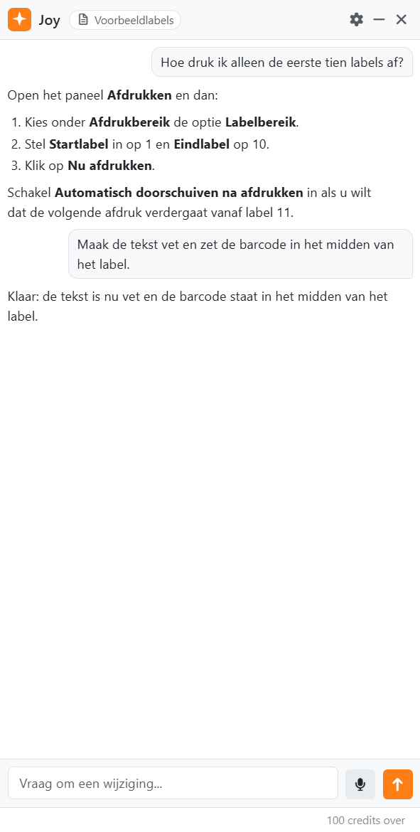 Het paneel van de assistent: Joy en de naam van het document
bovenaan, met het tandwiel, Samenvouwen en De assistent verbergen; een vraag over het afdrukken van alleen de eerste
tien labels en het stapsgewijze antwoord van Joy; een verzoek om het label te wijzigen en het antwoord van Joy; het vak Vraag om een wijziging... met de microfoon en
Verzenden; en het aantal credits dat over is.