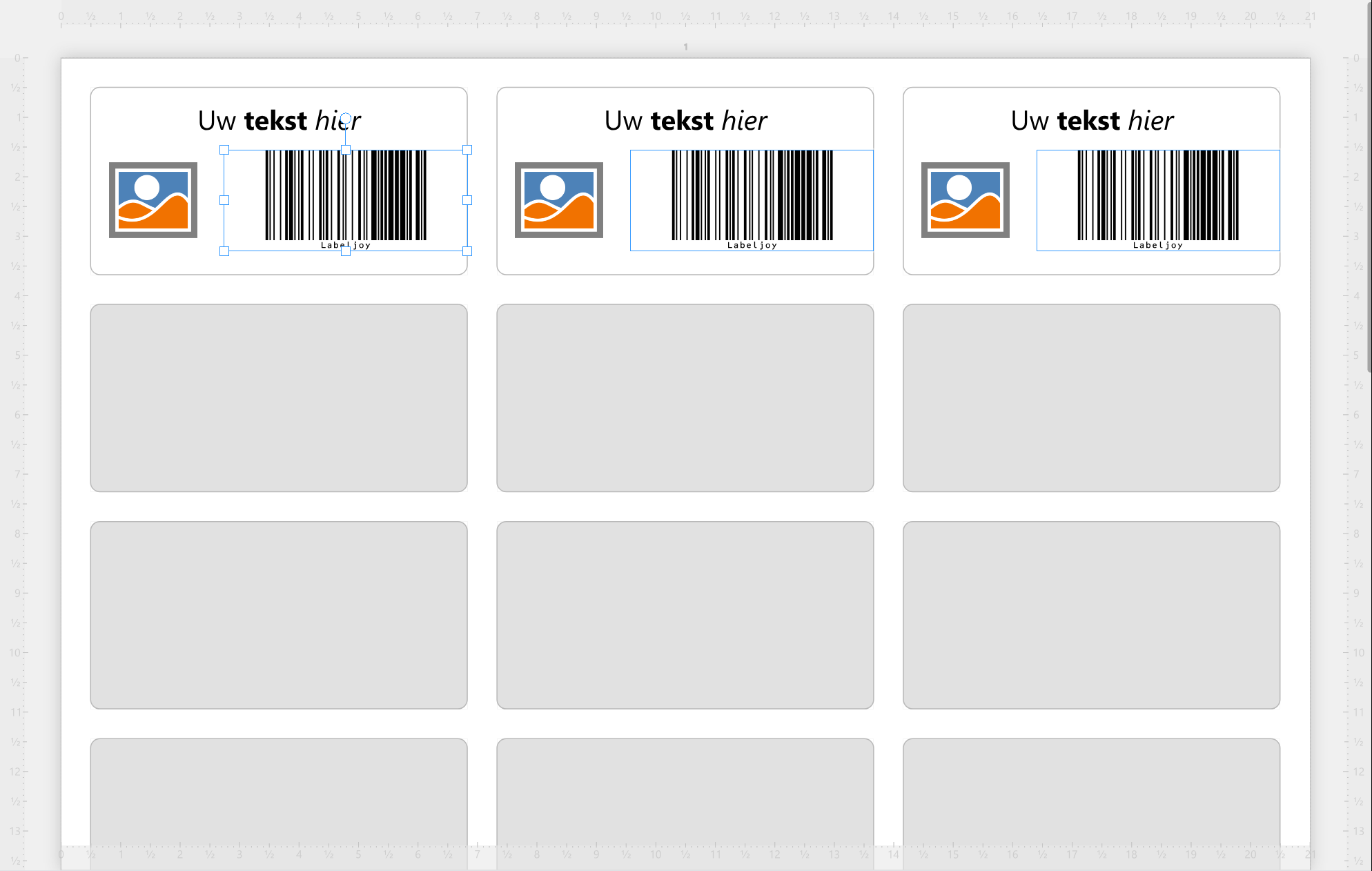 Het werkgebied met een vel labels in paginaweergave: linialen
langs de randen, en een geselecteerde barcode met het kader, de grepen en de draaigreep.