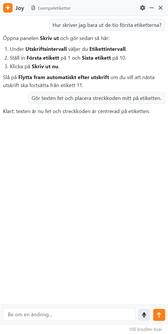 Assistentens panel: Joy och dokumentets namn högst upp, med
kugghjulet, Fäll ihop och Dölj assistenten; en fråga om att skriva ut bara de tio första etiketterna och Joys svar steg
för steg; en begäran om att ändra etiketten och Joys svar; rutan Be om en ändring... med mikrofonen och Skicka; och antalet krediter kvar.